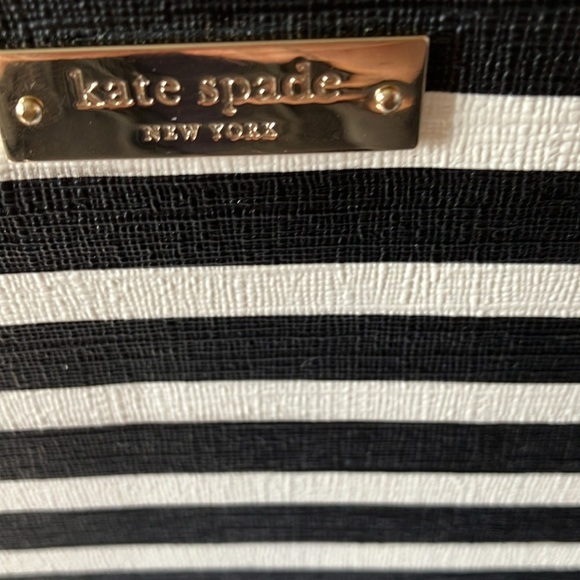 Kate Spade: Black/White Strip Computer Laptop Padded Zip Case/Sleeve - Picture 2 of 16